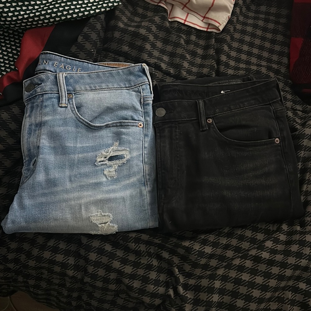 TWO PAIR OF AMERICAN EAGLE MENS JEANS